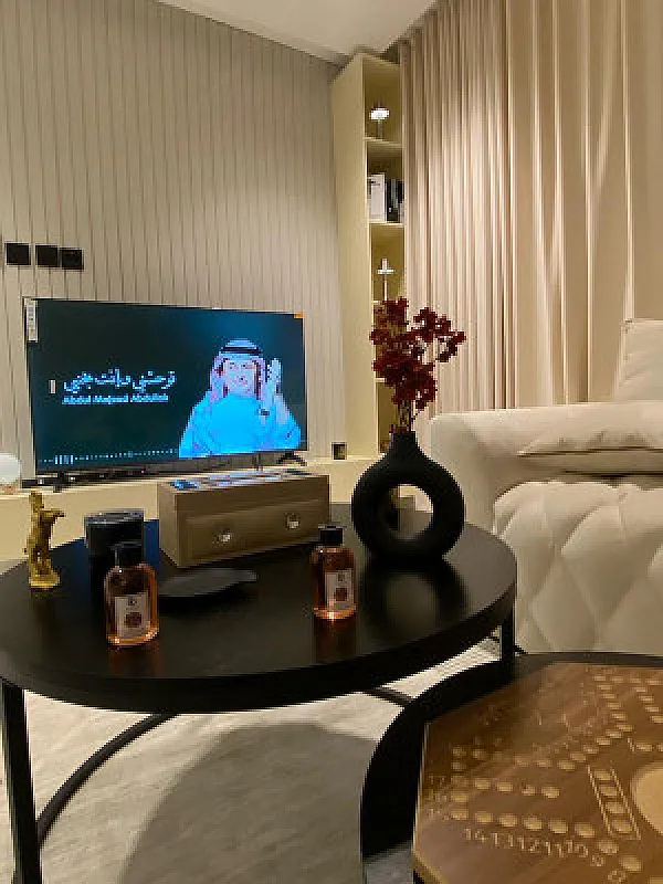 شقه غرفه وصاله بأثاث رائع
حي العقيق مودرن موقع جذاً
جميل ومريح